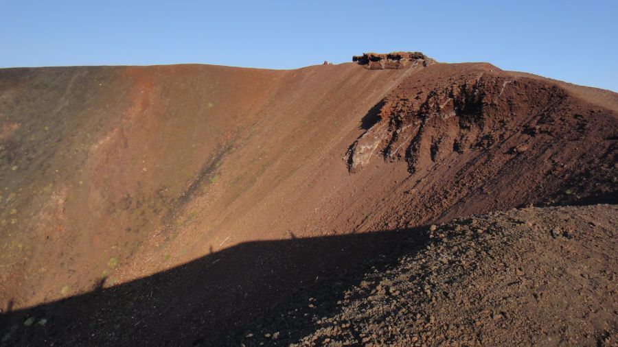 umbre de oameni pe craterele Etnei